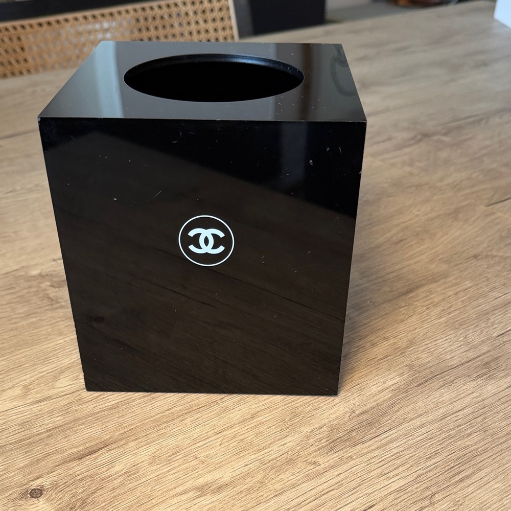 CHANEL Glossy Black Tissue Holder